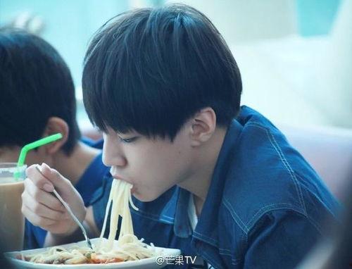 爆料吃瓜王俊凯微博,吃瓜群众热议背后的真相！